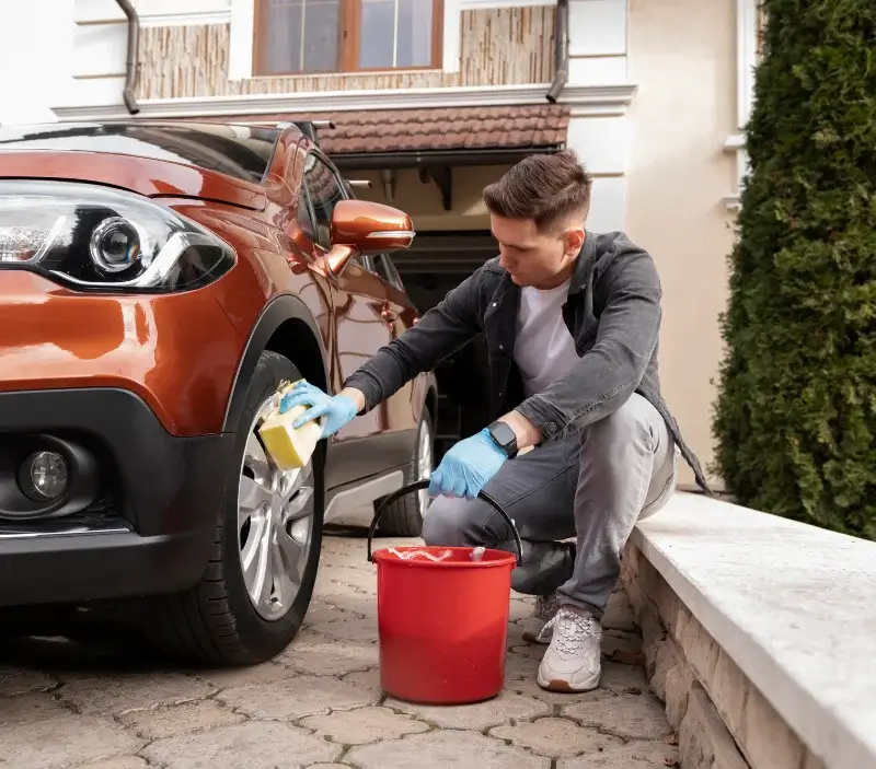 Lavage auto à domicile Rocé : professionnel intervenant sur un véhicule